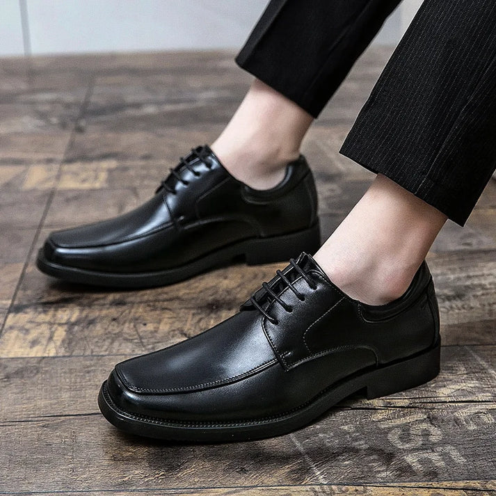 Sapato Derby em Couro Rauffstein RS355 clássico, com couro envernizado e sola vulcanizada, ideal para visuais elegantes.