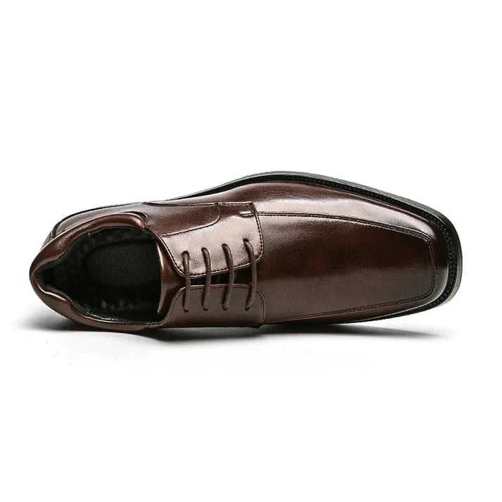 Sapato Derby em Couro Rauffstein RS355 clássico, com couro envernizado e sola vulcanizada, ideal para visuais elegantes.