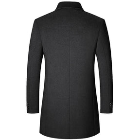 Sobretudo Masculino em Lã Rauffstein RS230, com gola polo, perfeito para inverno em looks formais ou casuais com conforto e sofisticação.