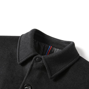 Sobretudo Masculino em Lã Rauffstein RS230, com gola polo, perfeito para inverno em looks formais ou casuais com conforto e sofisticação.