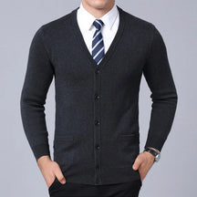 Suéter Masculino Slim Fit em Lã Rauffstein RS184, com gola redonda, perfeito para inverno em ocasiões casuais ou formais com estilo e calor.