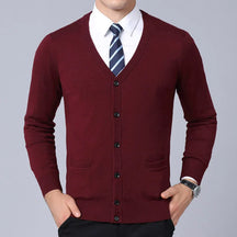 Suéter Masculino Slim Fit em Lã Rauffstein RS184, com gola redonda, perfeito para inverno em ocasiões casuais ou formais com estilo e calor.